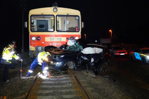 Összeroncsolódott személyautó egy kecskeméti vasúti átjáróban, a Hetényegyházi úton 2022. március 18-án, miután összeütközött egy motorvonattal.