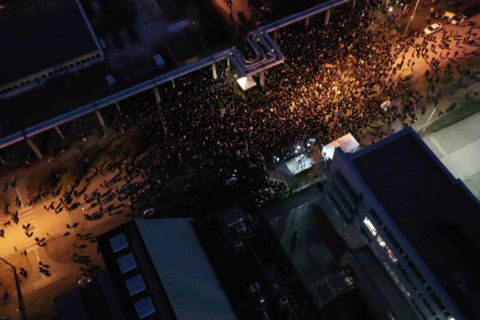 Videofelvételről készített kép az Egységben Magyarországért tüntetéséről az MTVA Kunigunda útjai székháza előtt 2022. március 6-án.