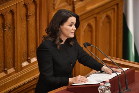 Novák Katalin, a kormányzó Fidesz-KDNP köztársaságielnök-jelöltje beszédet mond az Országgyűlés plenáris ülésén, ahol megválasztják az új államfőt 2022. március 10-én.