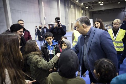 Orbán Viktor látogatást tesz a budapesti BOK csarnokban létesített humanitárius tranzitponton 2022. március 22-én.