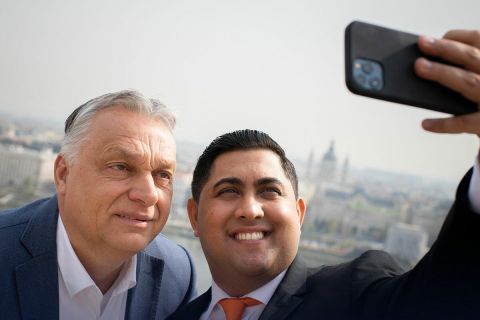 Kis Grófóval készített közös fotóját is bedobta Orbán a kampányhajrában