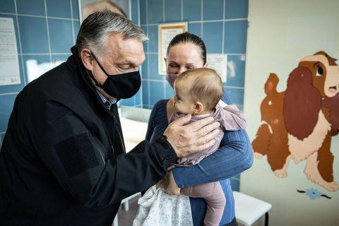 Orbán Viktor menekült gyereket simogat a kisvárdai kórházban a választási kampányban.