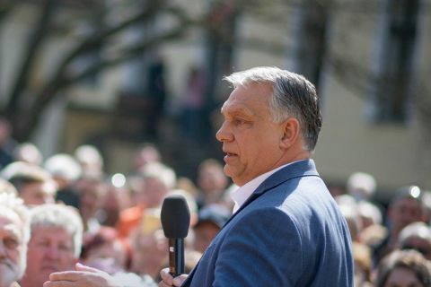 Orbán Viktor a békéscsabaiaknak meséli 2022. március 29-én, hogy a háború rombol, a béke épít.