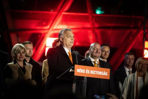 Orbán Viktor miniszterelnök, a Fidesz elnöke győzelmi beszédet mond a Fidesz-KDNP eredményváró rendezvényén, a Bálnában 2022. április 3-án.