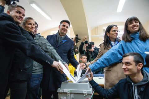 Márki-Zay Péter, az Egységben Magyarországért miniszterelnök-jelöltje családtagjai társaságában leadja szavazatát az országgyűlési választáson és gyermekvédelmi népszavazáson a Hódmezővásárhelyi Szent István Általános Iskolában kialakított szavazókörben 2022. április 3-án.