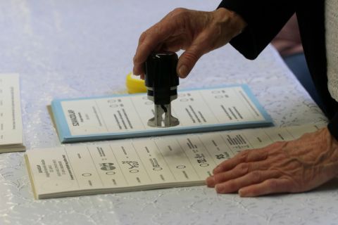 Lepecsételnek egy szavazólapot az országgyűlési választáson és gyermekvédelmi népszavazáson a mezőkövesdi Szent László gimnáziumban kialakított szavazókörben 2022. április 3-án. Borsod-Abaúj-Zemplén megye 7. számú választókerületében tíz egyéni jelölt indult.