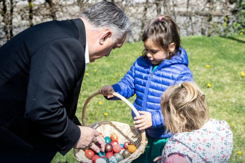 Orbán Viktor: jár a tojás