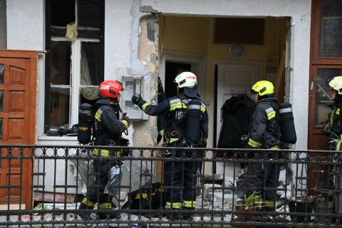 Tűzoltók egy VIII. kerületi, Vajda Péter utcai társasházban, melynek egyik lakásában robbanás történt 2022. április 16-án.