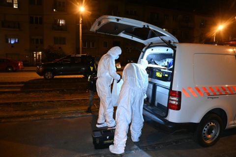 Bűnügyi helyszínelők Zuglóban, ahol megöltek egy fiatal nőt 2022. április 3-án este.