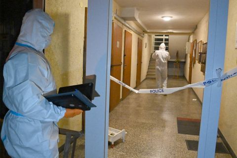 Bűnügyi helyszínelők egy aszódi társasházban, amelynek egyik lakásában két holttestet találtak 2022. május 26-án este. A Pest Megyei Rendőr-főkapitányság bűnügyi osztálya emberölés bűntettének gyanúja miatt indított büntetőeljárást.