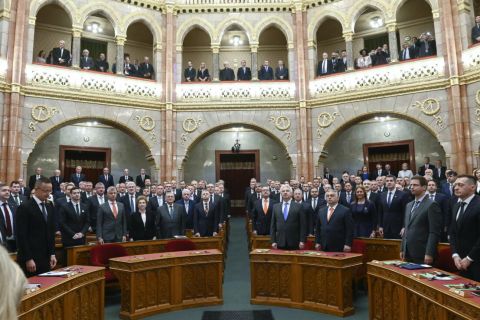 Képviselők esküt tesznek az Országgyűlés alakuló ülésén 2022. május 2-án. A patkó első sorában Semjén Zsolt miniszterelnök-helyettes és Orbán Viktor miniszterelnök (középen, b-j).