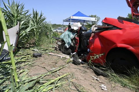 Összeroncsolódott személyautó a 811-es úton, Bicskénél 2022. június 29-én. A jármű összeütközött egy nyergesvontatóval, az elsődleges információk szerint a balesetben ketten meghaltak.
