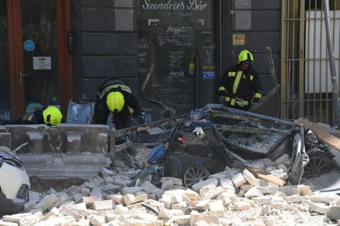 Tűzoltók a VI. kerületi Aradi és a Jókai utca kereszteződésében található ötszintes épületnél dolgoznak, ahol homlokzati fal és tetőszerkezeti elemek dőltek az utcára és parkoló autókra 2022. június 27-én. Az omlás az épület tetejéről indult el, amely magával sodorta az alatta lévő erkélyek párkányzatát is, a törmelék a Jókai utcán parkoló gépkocsikra, illetve az úttestre zuhant.