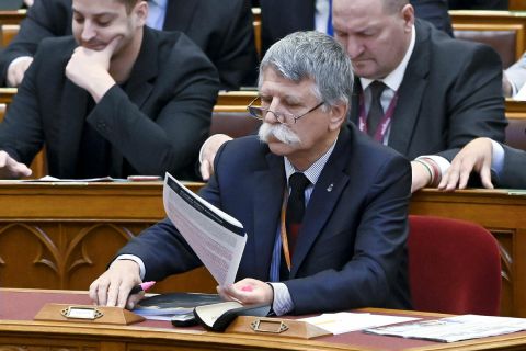 Kövér László házelnök (k) és a képviselők szavaznak az Országgyűlés rendkívüli plenáris ülésén 2022. július 19-én.