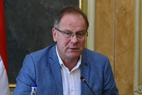 Navracsics Tibor területfejlesztési miniszter a helyreállítási és ellenállóképességi alapról tartott sajtóbeszélgetésen a Miniszterelnöki Hivatal Akadémia utcai székházában 2022. július 29-én.