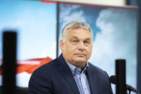 Orbán Viktor kormányfő a Kossuth rádió stúdiójában, ahol interjút adott a Jó reggelt, Magyarország! című propagandaműsorban 2022. július 15-én.