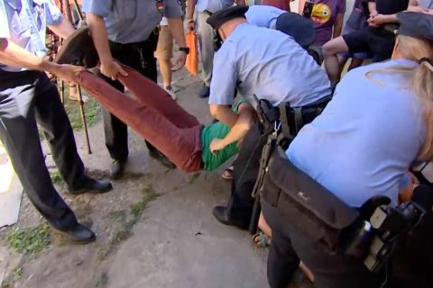 Sokkolóval ártalmatlanítanak egy kilakoltatás ellen tiltakozó férfit a rendőrök.