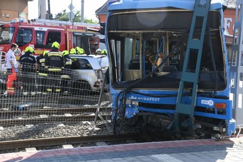 Sérült busz a főváros XVIII. kerületében, az Üllői út és a Szarvas csárda tér kereszteződésében, ahol a gépjármű összeütközött egy személyautóval (háttérben) 2022. augusztus 10-én.