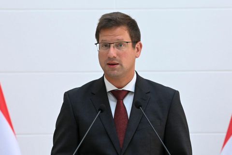 Gulyás Gergely, a Miniszterelnökséget vezető miniszter beszédet mond az államalapítás napja alkalmából tartott, állami kitüntetések átadásával egybekötött ünnepségen a Károlyi-Csekonics-palotában 2022. augusztus 19-én.