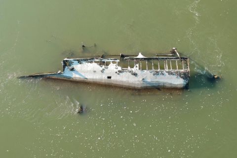 A második világháborúban elsüllyedt hajó roncsa a Duna árterében a folyó alacsony vízállásakor Vámosszabadi határában 2022. augusztus 17-én.