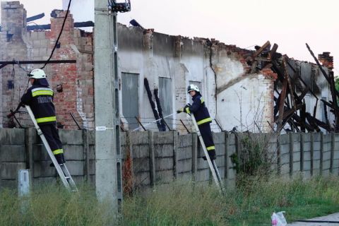Tűzoltók dolgoznak egy faipari üzemben keletkezett tűz oltásának utómunkálatain Magyarbánhegyesen 2022. augusztus 11-én.