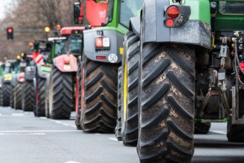 Berágtak a gazdák: a rendőrség tiltása ellenére több ezer traktor érkezhet Budapestre