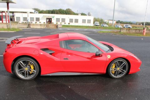 A lefoglalt Ferrari 488 Spider a rendőrség fotóján.