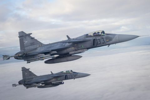 A Magyar Honvédség JAS 39 Gripen típusú vadászrepülőgépei gyakorló elfogást hajtanak végre Litvánia légterében 2022. szeptember 21-én.