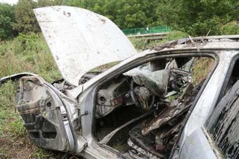 Összeroncsolódott személygépkocsi, amelyben négy ember meghalt és nyolcan megsérültek Kapuvár külterületén, miután a jármű a Répce-hídról a folyómederbe hajtott 2022. szeptember 1-jén.