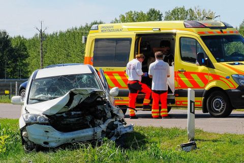 Frontális ütközésben összetört személygépkocsi a Kecel és Kiskőrös közötti úton 2022. szeptember 9-én.