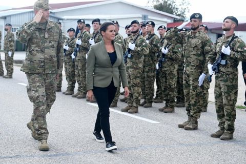 Novák Katalin köztársasági elnök (k) a NATO koszovói missziójában (KFOR) szolgáló magyar katonáknál tett látogatásán a Novo Selo-i táborban 2022. szeptember 13-án.