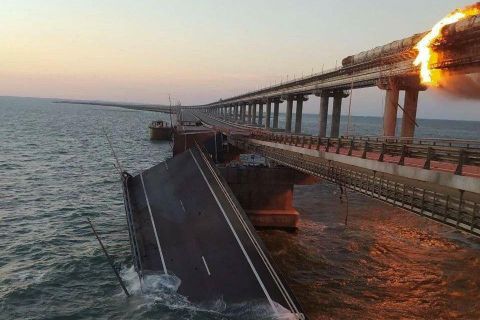 Robbanás volt a Putyin számára fontos Krími hídon, az építmény megsérült