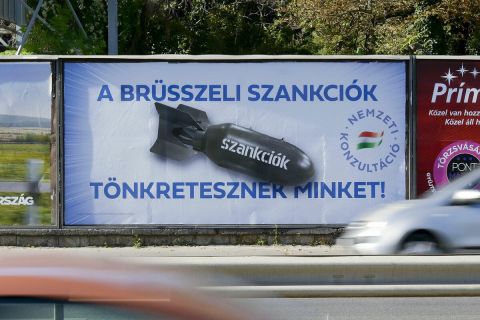 A nemzeti konzultációt hirdető plakát Budapesten, a II. kerületi Pasaréti úton 2022. október 19-én. A "brüsszeli szankciókról" szóló konzultáció ívén hét kérdés szerepel az Oroszországgal szemben már bevezetett, illetve tervezett szankciós lépésekről, illetve azok következményeiről.