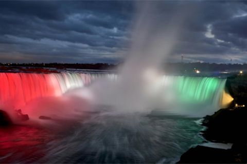Az 1956-os forradalom és szabadságharc 66. évfordulója tiszteletére ismét magyar nemzeti színekkel világítják meg a Niagara-vízesést 2022. október 23-án.