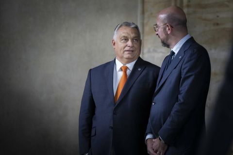 Orbán Viktor miniszterelnök (b) és Charles Michel, az Európai Tanács elnöke az Európai Politikai Közösség prágai csúcstalálkozóján 2022. október 6-án.