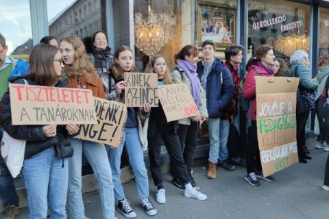 Óriási élőlánc Budapesten, országszerte tüntetnek a tanárokért