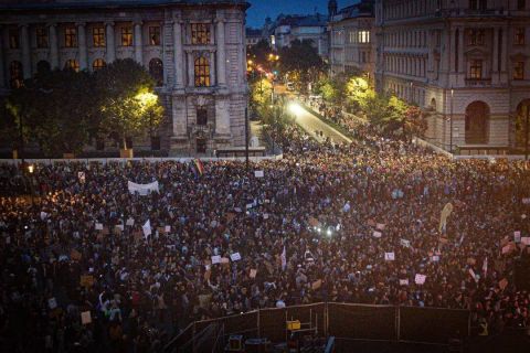 Tüntetők Budapesten, a Kossuth téren 2022. október 5-én.