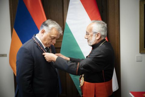 XXI. Rafael Péter örmény katolikus pátriárka (j) a Szent Kereszt Hálaérem kitüntetést adja át Orbán Viktor miniszterelnöknek (b) a Karmelita kolostorban 2022. november 2-án.