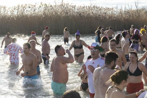 Fürdőzők a Balatonban az ábrahámhegyi strandon 2022. december 31-én.