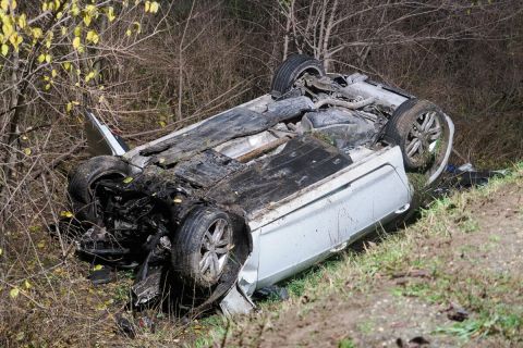Személygépkocsi az árokban, miután frontálisan ütközött egy kamionnal az 53-as főúton, Kiskőrös közelében 2022. december 1-jén. A személyautó sofőrje a helyszínen életét vesztette.