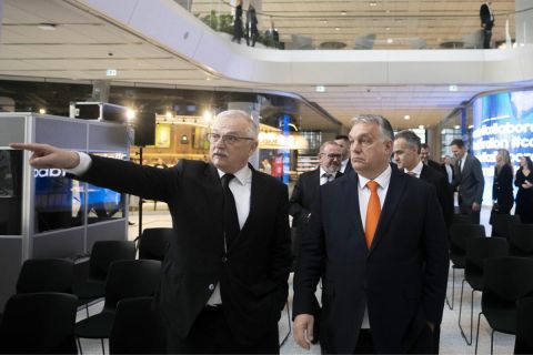 Orbán Viktor miniszterelnök (elöl, j) Hernádi Zsolt elnök-vezérigazgató (b) társaságában megtekinti az új MOL Campus székházat, mielőtt a cég vezetésének meghívására részt vesz a MOL-csoport igazgatósági ülésén 2022. december 8-án.
