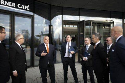 Orbán Viktor miniszterelnök (b3) Hernádi Zsolt elnök-vezérigazgató (b2), valamint az igazgatóság tagjainak társaságában megtekinti az új MOL Campus székházat, mielőtt a cég vezetésének meghívására részt vesz a MOL-csoport igazgatósági ülésén 2022. december 8-án. Mellettük Nagy Márton gazdaságfejlesztési miniszter (b4), Lantos Csaba energiaügyi miniszter (j2) és Orbán Balázs, a miniszterelnök politikai igazgatója (b5).