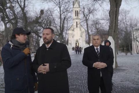 Félszegen sunnyogott Orbán a riporter elől, aki templomból kifele jövet merte megszólítani