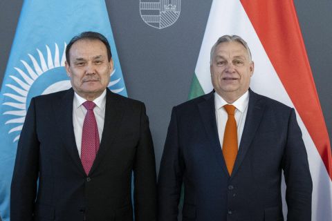 Orbán Viktor miniszterelnök (j) fogadja Bagdad Amrejevet, a Türk Befektetési Alap elnökét a Karmelita kolostorban 2023. január 27-én.