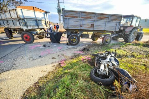 Pótkocsis traktor és motorkerékpár, miután összeütköztek Dunaföldvár és Bölcske között 2023. január 11-én. A motor vezetője a helyszínen meghalt.