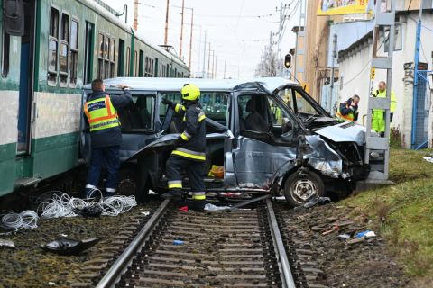 Tűzoltó és rendőrök a IX. kerületi Soroksári úton, a Pesterzsébet felső HÉV-megálló közelében, ahol egy mikrobusz HÉV-szerelvénnyel ütközött 2023. január 19-én. A balesetben többen megsérültek.