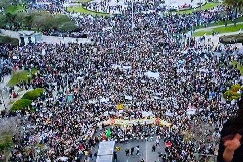 Nem mindenhol beszari jobbágyok a pedagógusok: több ezer tanár tüntetett Lisszabonban a magasabb bérekért és a jobb munkakörülményekért