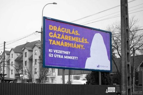 Sejtelmes óriásplakáton üzeni a Momentum: egy nő vagy egy hosszúhajú férfi lesz a megoldás Magyarország bajaira