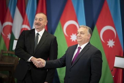 Orbán Viktor miniszterelnök (j) és Ilham Alijev azerbajdzsáni elnök (b) a megbeszélésüket követő közös sajtónyilatkozaton a Karmelita kolostorban 2023. január 30-án.