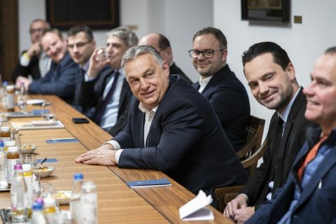 Orbán Viktor miniszterelnök (j4) kötetlen beszélgetésen fogadja a Mathias Corvinus Collegium (MCC) nemzetközi médiakonferenciájának külföldi előadóit a Karmelita kolostorban 2023. január 26-án. A kormányfő mellett Orbán Balázs, az MCC kuratóriumi elnöke, a miniszterelnök politikai igazgatója (j5) és Havasi Bertalan, a Miniszterelnöki Sajtóiroda vezetője (j3).